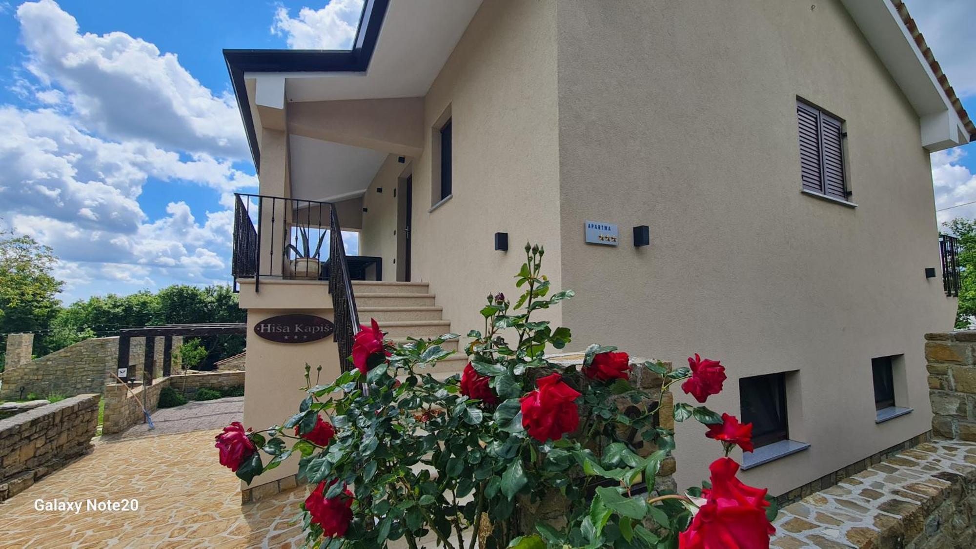 Hisa Kapis With Hot Tube Apartment Koper Exterior foto
